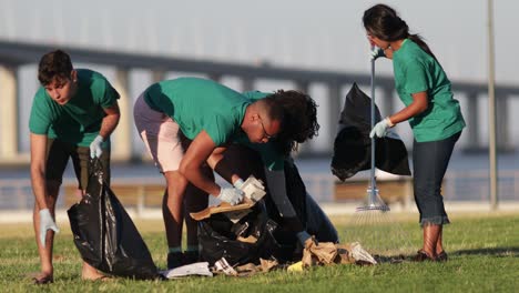 voluntarios que clasifican la basura