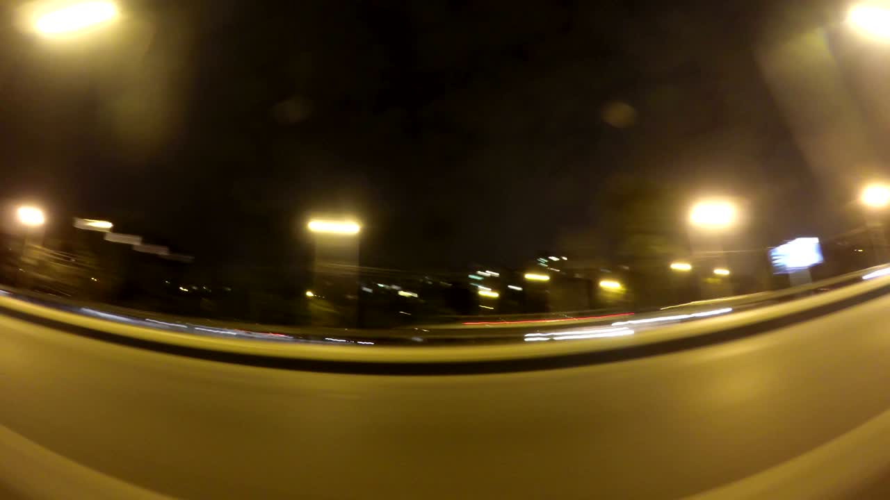 Timelapse notturno di guida veloce in città, vista laterale, in loop
