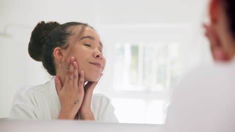 Cuidado-De-La-Piel,-Mujer-Y-Manos-En-La-Cara-En-El-Espejo