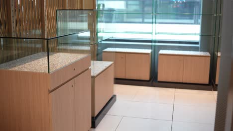 cabina de tienda vacía del mercado central, exhibición vacía, estantes vacíos