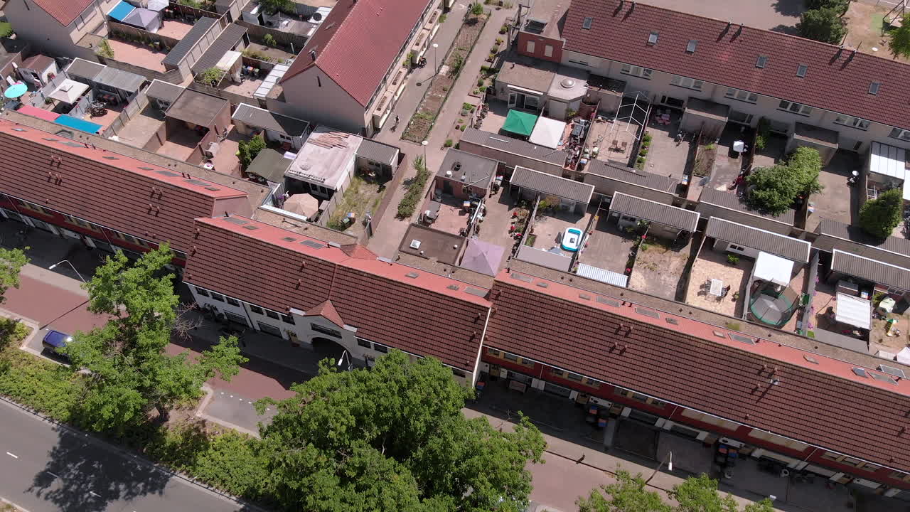 공중의 새들은 계단식 주택과 인접한 큰 정원이 있는 네덜란드 동네 머리 위로 시선을 돌립니다.