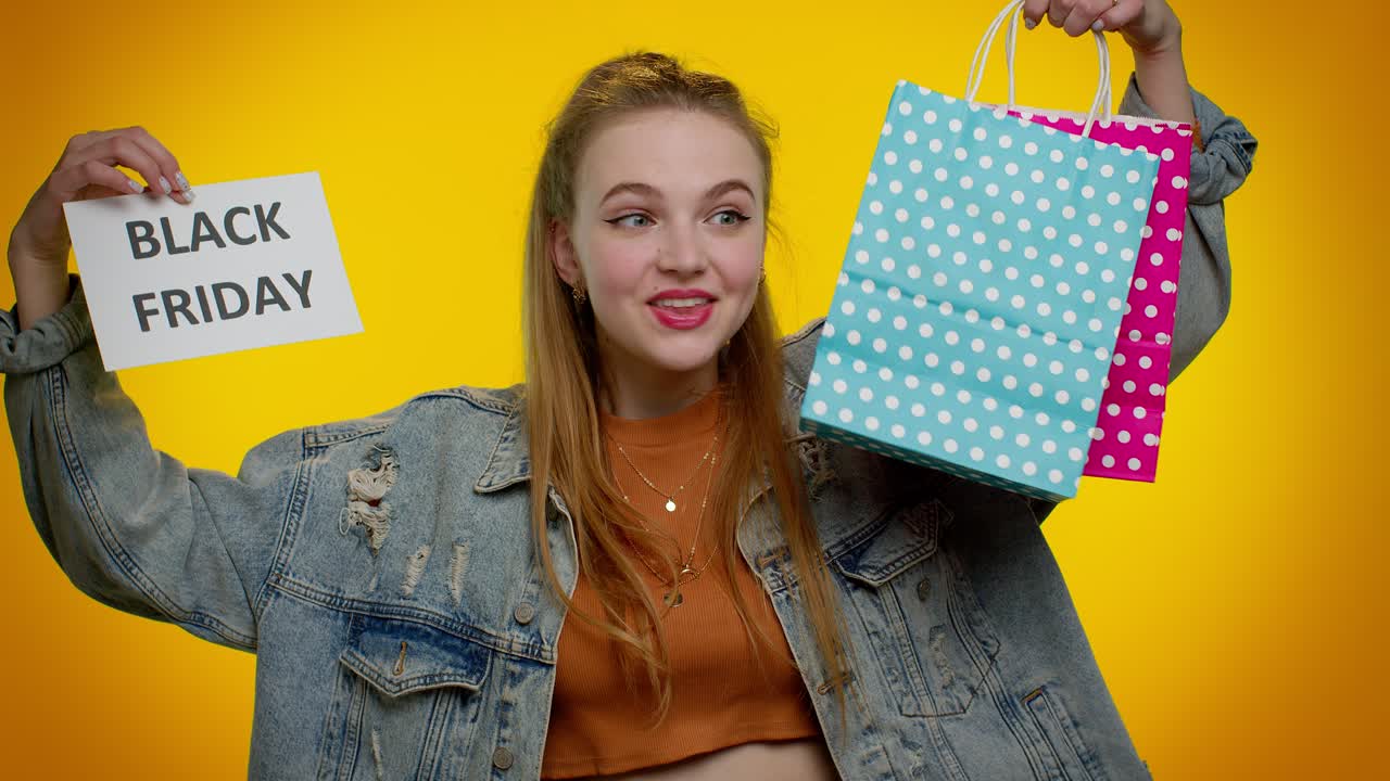 feliz chica elegante mostrando el viernes negro inscripción texto de banner, descuentos publicitarios, precios bajos
