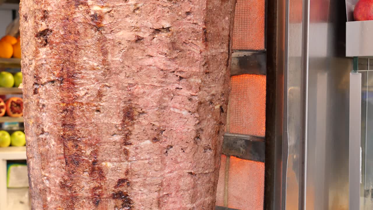 Carne di doner kebab in rotazione su uno spiedo