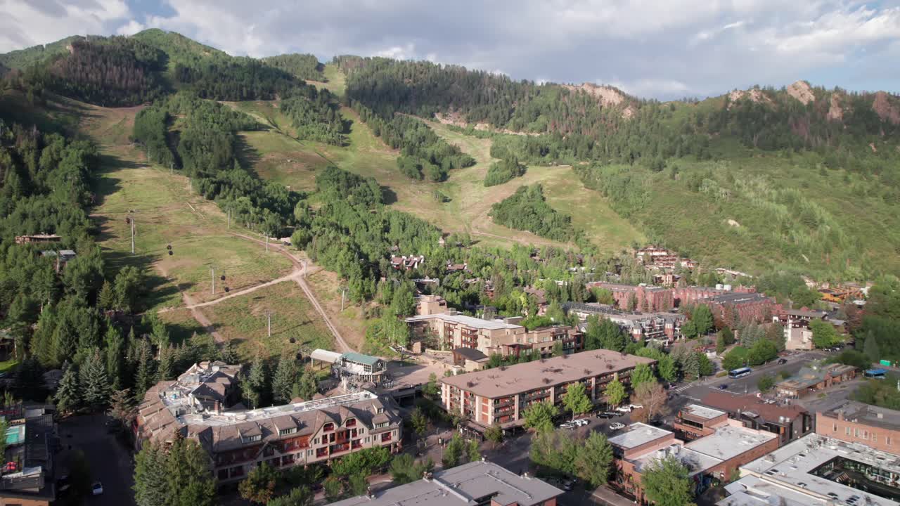 Aspen Snowmass Tesisi yazın, 4K havadan panorama