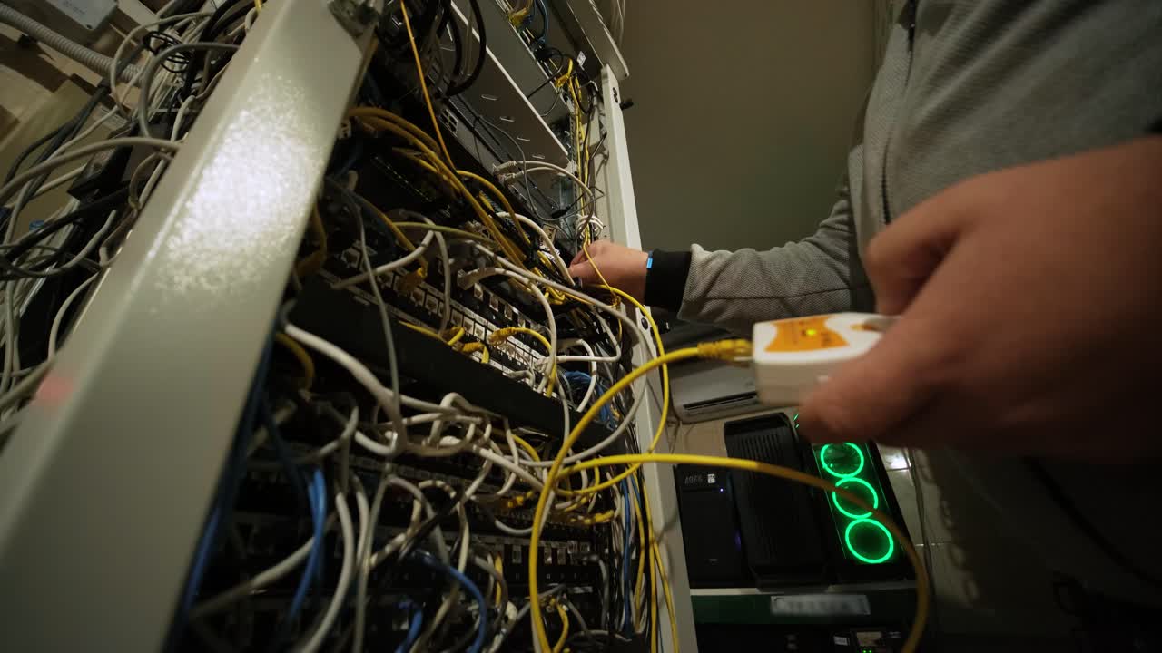 el técnico configura el equipo de red en la sala de servidores