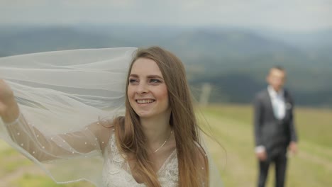 Hermosa-Novia-Con-Vestido-De-Novia-Y-Velo-En-Las-Montañas.-Cámara-Lenta