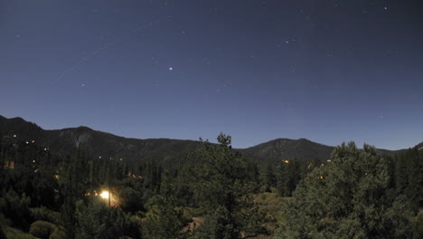 Movimiento-De-Lapso-De-Tiempo-De-Senderos-De-Estrellas-Y-Luna-Llena-Sobre-Pine-Montaña-Club-California