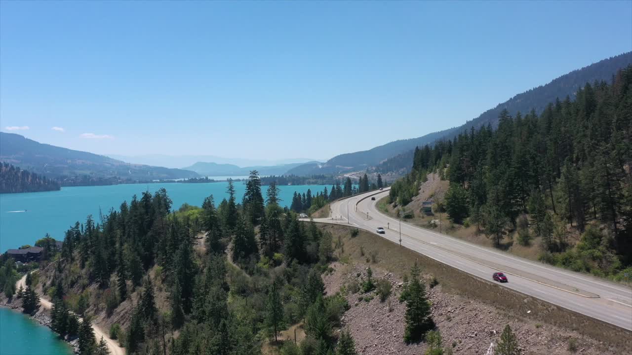 Prospettiva drone: Lago Kalamalka turchese lungo l'autostrada Okanagan.