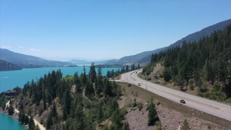 Perspectiva-De-Drones:-Lago-Turquesa-Kalamalka-Junto-A-La-Autopista-Okanagan