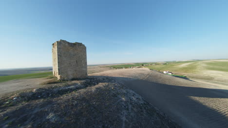 FPV-Luftdrohnenansicht-Des-Kulturdenkmals-Eagle-Tower,-Sevilla,-Spanien