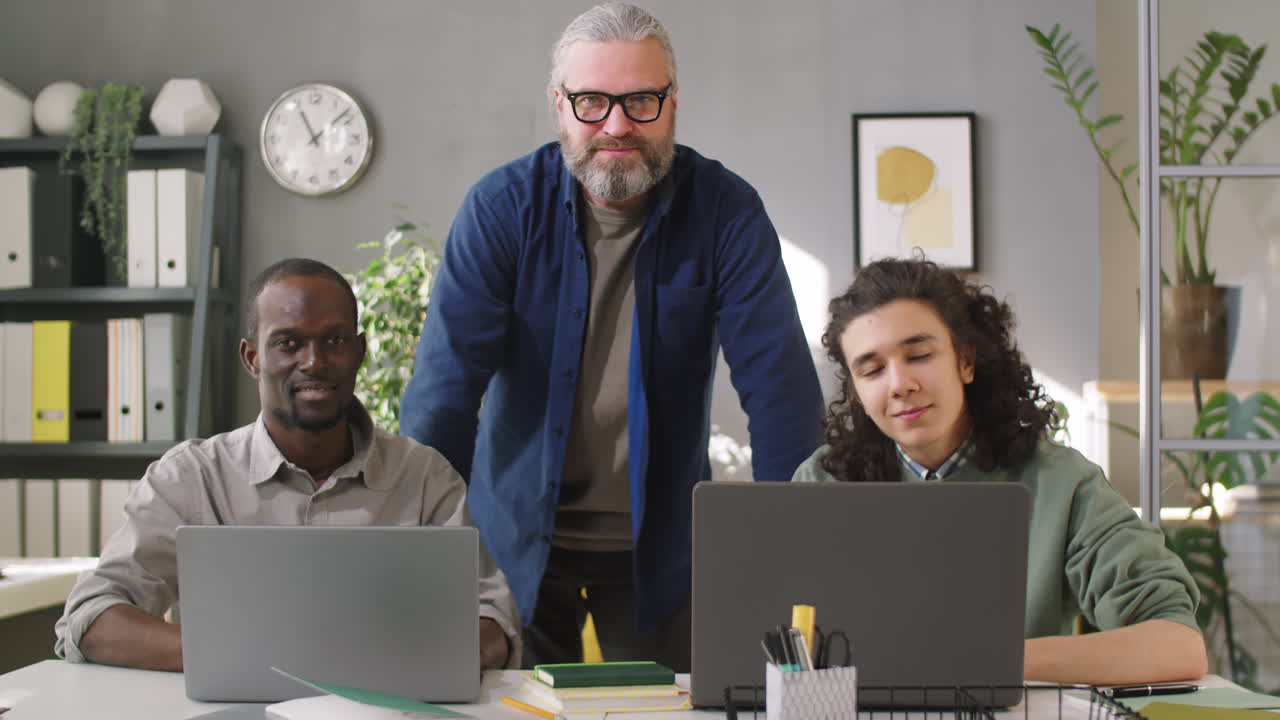 retrato de un mentor empresarial sénior y jóvenes aprendices multiétnicos en la oficina
