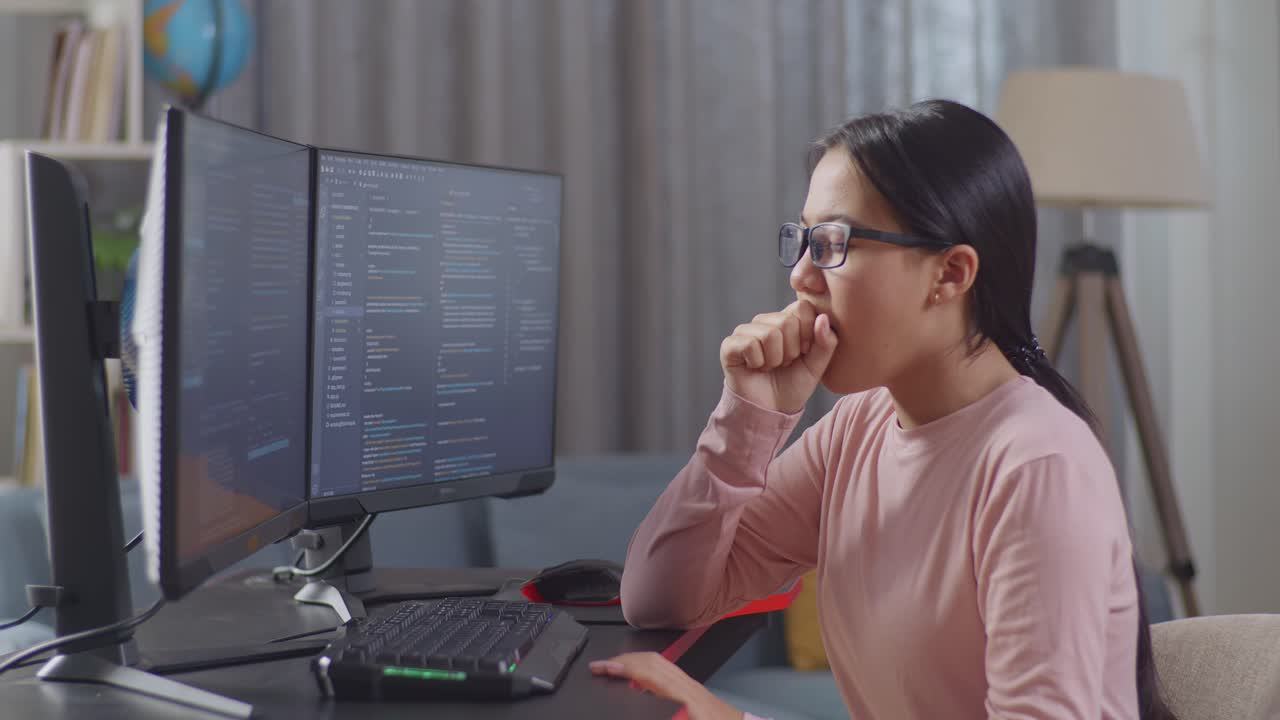 programadora mujer trabajando en computadora