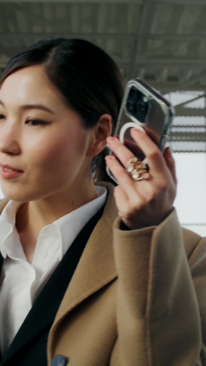 스마트 폰을 사용하는 여성