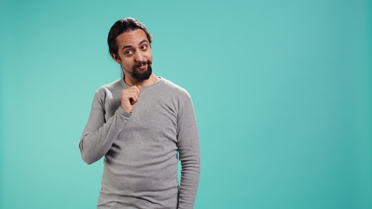 hombre molesto haciendo silencio gestos con la mano