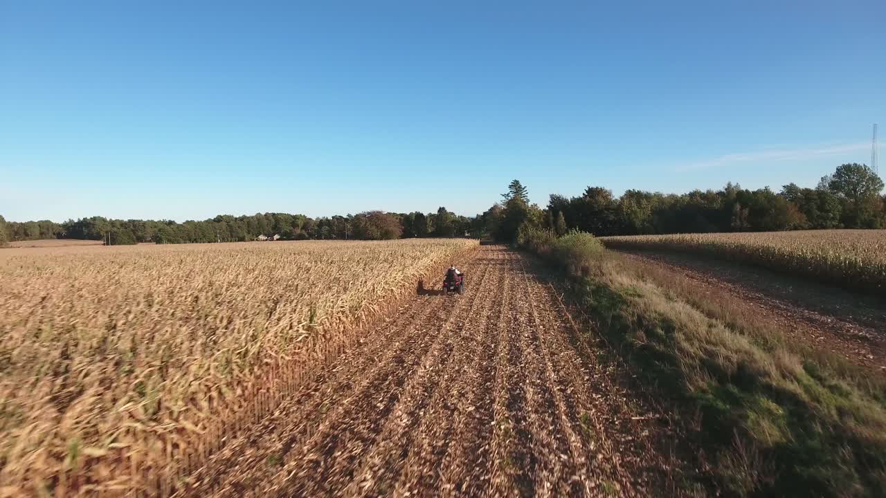 quad conduciendo rápido en un campo en el sur de suecia skåne en borrby österlen, seguimiento aéreo