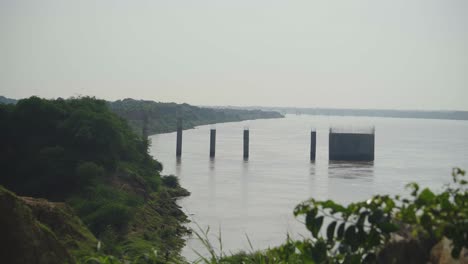 río chambal inundado y barrancos en rajasthan