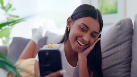 Friedenszeichen,-Selfie-Und-Glückliche-Indische-Frau-Auf-Dem-Sofa