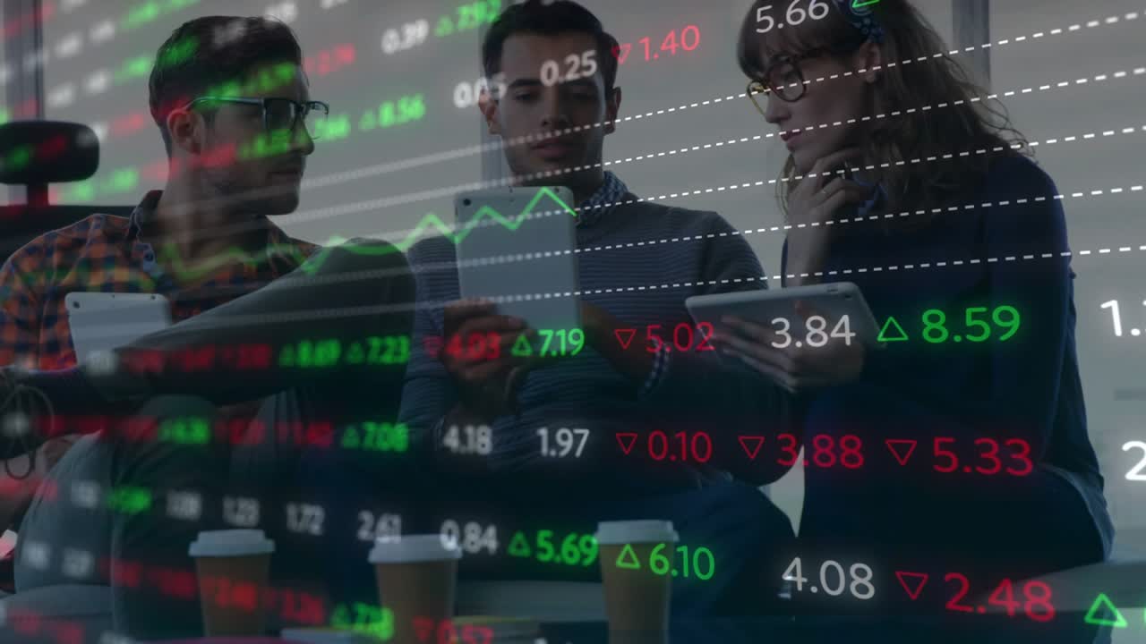 Tre analytiker som gestikulerar mot skärmar, aktiverar animerade stockdiagram, uppdaterar data för granskning