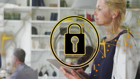 animación del icono del candado de seguridad contra la mujer caucásica que usa una tableta digital en la oficina