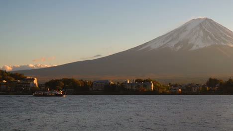 el monte fuji visto desde el lago kawaguchiko , japón