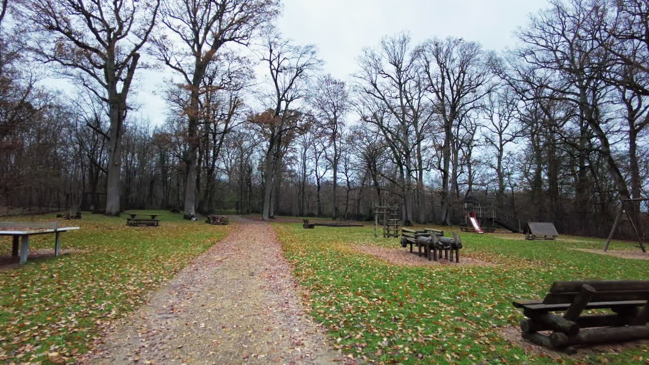 Vista dei giardini vicino allo Chateau de Chambord, alberi spogli e tempo nuvoloso, Francia