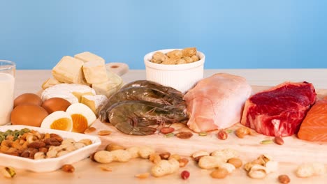 variedad de alimentos ricos en proteínas expuestos en la mesa