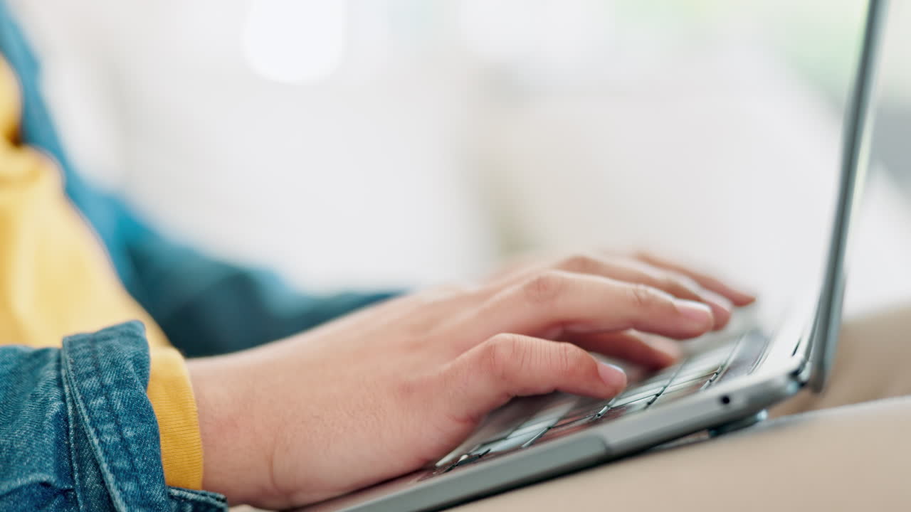 portátil, manos y primer plano de un hombre escribiendo