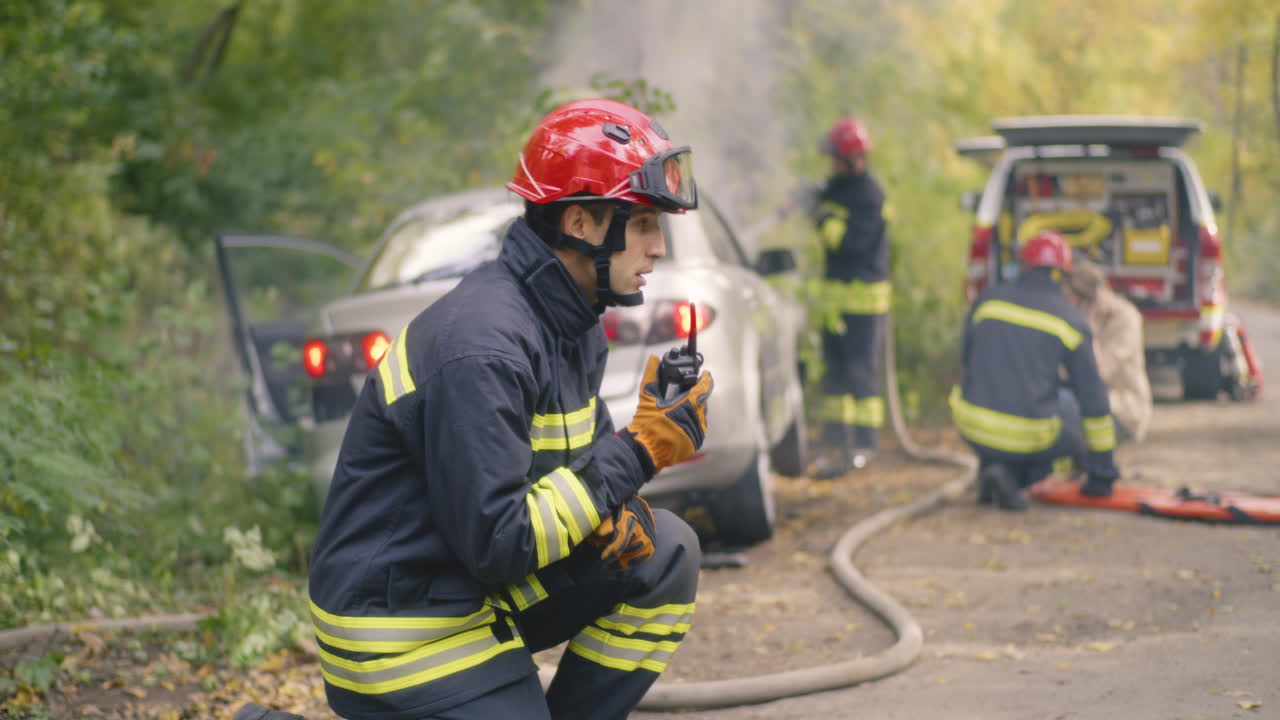 bomberos en el lugar de un accidente automovilístico