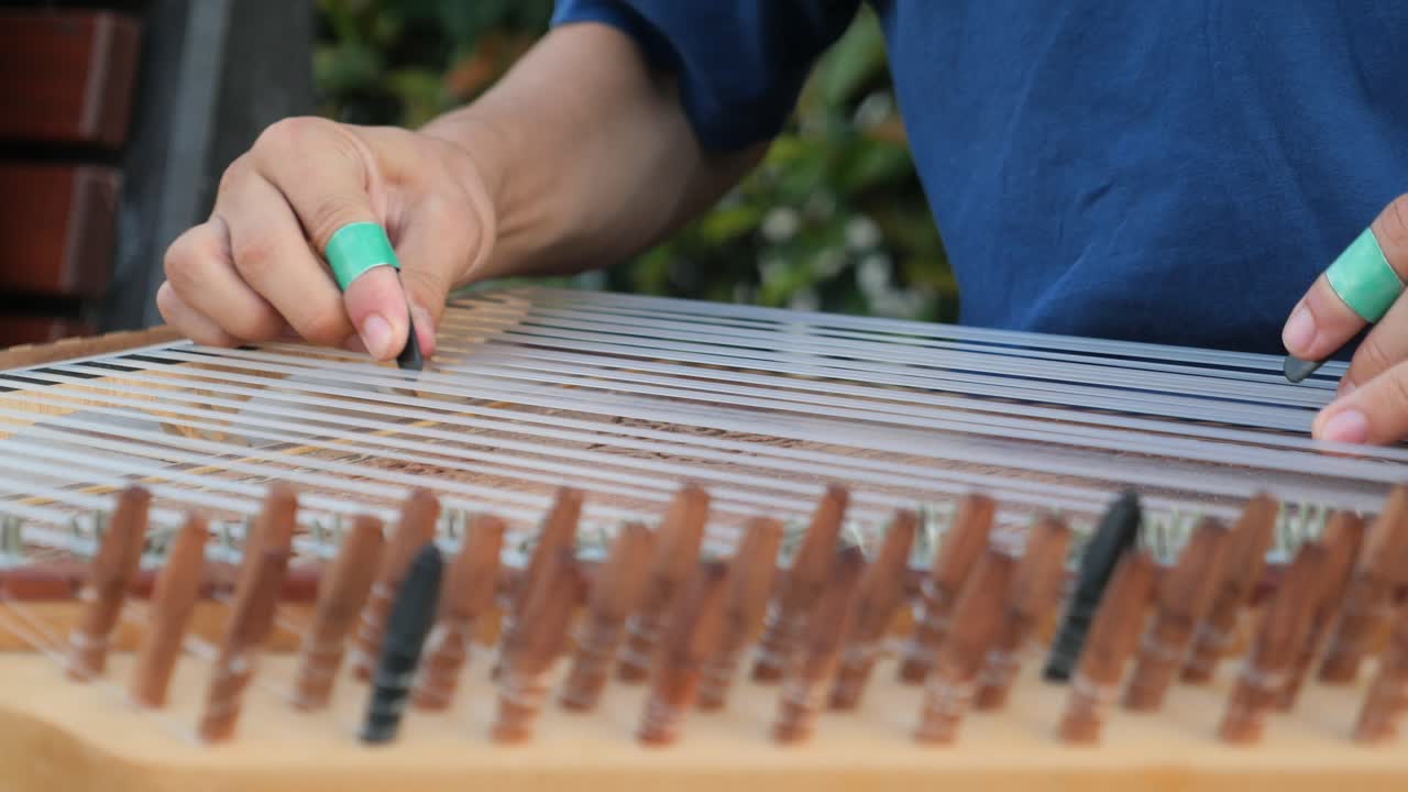 오드 를 연주 하는 사람