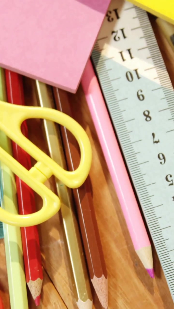Animazione di icone scolastiche su materiale scolastico