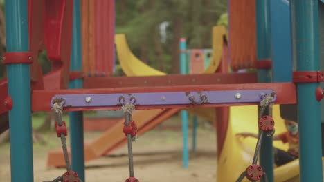 niño enérgico disfrutando de un emocionante paseo por el tobogán en un parque, goa, india