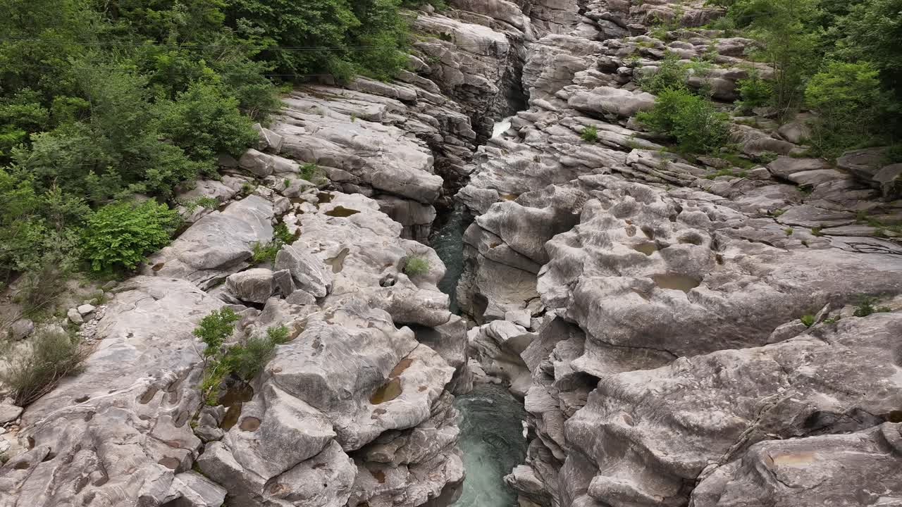 estrecho desfiladero rocoso con un río que fluye en maggiatal vallemaggia, ticino, suiza