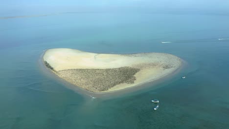 Isla-Corazon-Isla-De-Arena-En-Forma-De-Corazón-Cubierta-De-Pelícanos-Marrones-En-La-Bahía-Magdalena-México,-Aérea