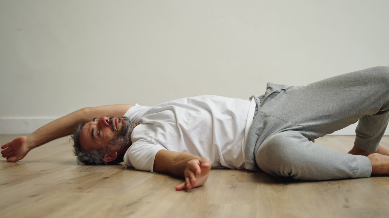 Man reser sig långsamt från golvet till en sittande meditationsställning