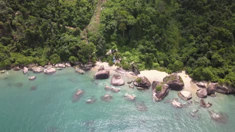 Panorama-Der-Perfekten-Komposition-Zwischen-Dem-Türkisfarbenen-Meer,-Riesigen-Felsen-Und-Dem-Atlantischen-Wald-In-Angra-Do-Reis,-Rio-De-Janeiro,-Brasilien