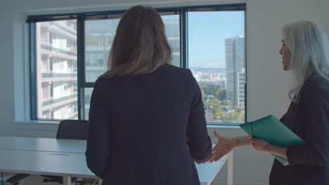 líder de negocios feliz que conoce a sus compañeras