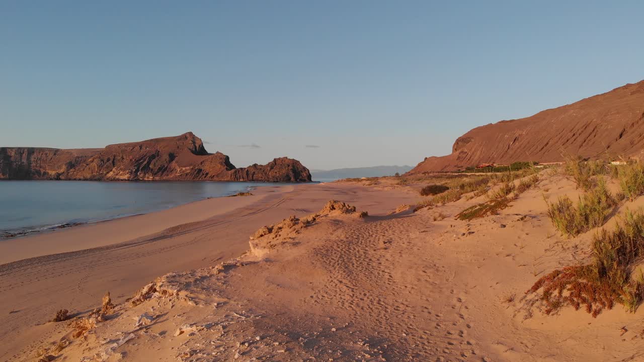 vuelo de drones de bajo nivel a lo largo de la playa de matadouro al amanecer