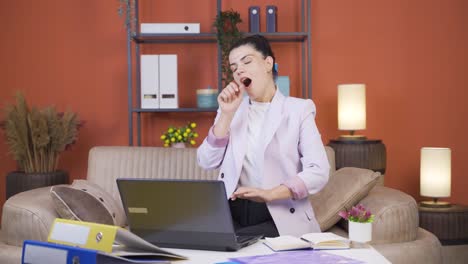 La-Joven-Trabajadora-De-Oficina-En-Casa-Está-Cansada-Y-Somnolienta.