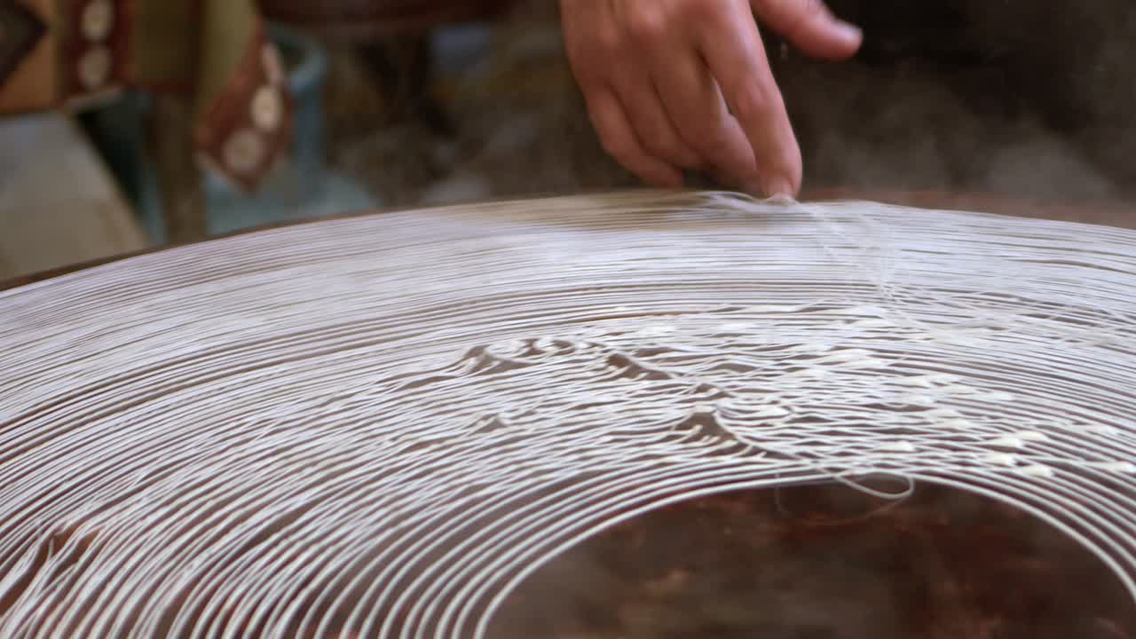 pasta tritata cotta in sciroppo coperta di noci frantumate