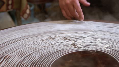 masa triturada horneada en jarabe cubierta con nueces trituradas