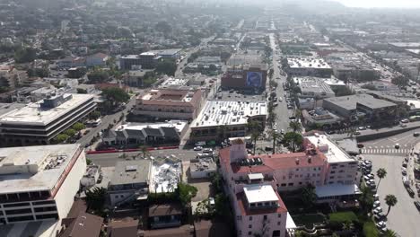 Barrio-Del-Centro-De-La-Jolla,-California-Y-Distrito-Comercial---Paso-Elevado-Aéreo