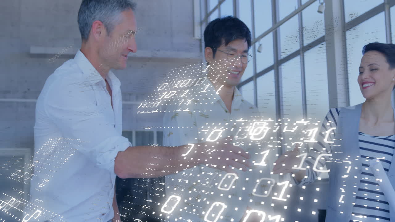 사무실에서 다양한 비즈니스 사람들 위에서 이진 코딩 데이터 처리의 애니메이션