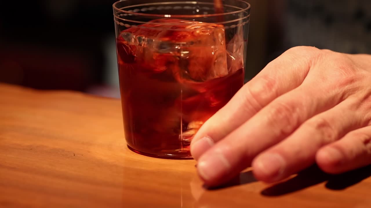 숙련 된 바텐더 가 술집 에서 음료 를 고 있다