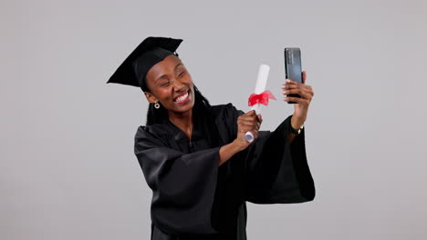 Happy-black-woman,-graduation