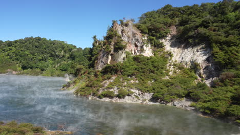 actividad volcánica en el valle geotérmico de waimangu en rotorua, nueva zelanda