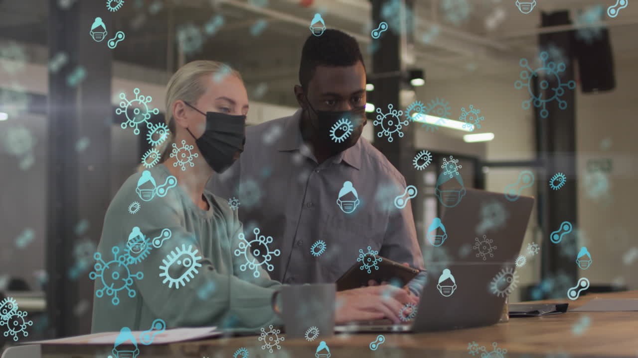 animación de iconos de concepto de covid sobre hombres y mujeres diversos que usan máscaras faciales discutiendo en la oficina