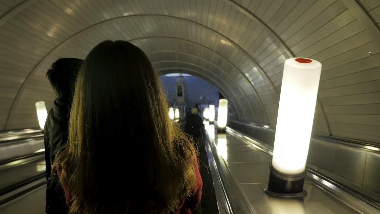 지하철 에스컬레이터