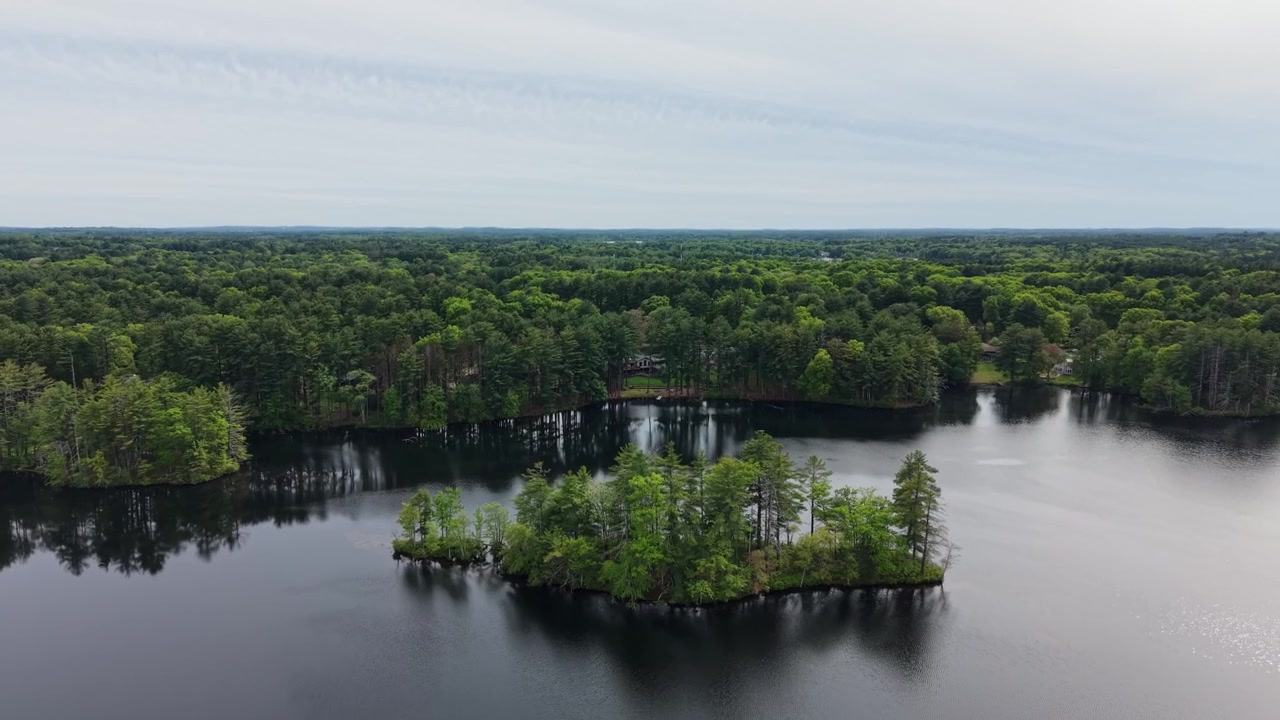 Státní les Harold Parker, Andover, Massachusetts, USA. Letecký záběr vpřed, krajina, prostor pro text