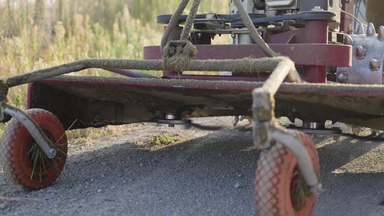 Starting the mulching machine in slow motion