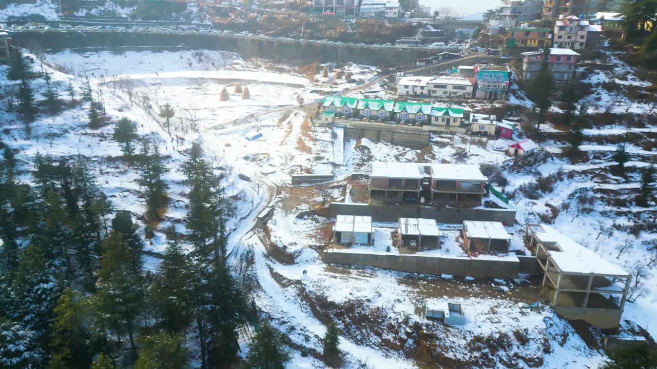 Widok z lotu ptaka po opadach śniegu w Kufri Shimla.